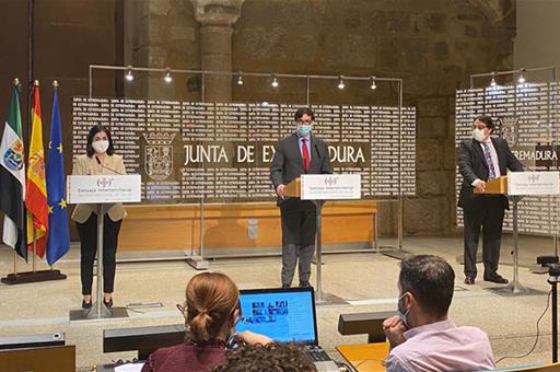 La ministra de Política Territorial y Función Pública, el ministro de Sanidad y el consejero de Sanidad de Extremadura