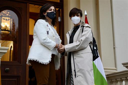 Isabel Rodríguez y Concha Andreu se saludan