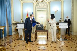 Miquel Iceta recibe la cartera del Ministerio de Política Territorial y Función Pública de su predecesora, Carolina Darias