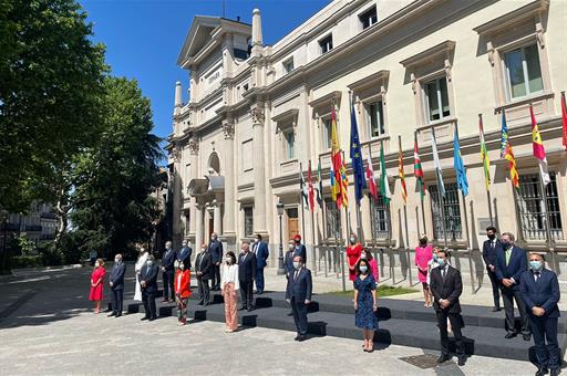 Foto de familia de los asistentes al Consejo Interterritorial de Salud en la puerta del Senado