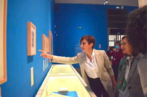 Isabel Rodríguez junto a la directora de la Biblioteca Nacional de España