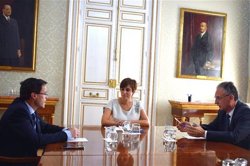 Isabel Rodríguez junto a los alcaldes de Villanueva de la Serena y Don Benito