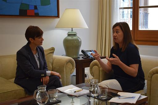 Isabel Rodríguez conversa con Francina Armengol