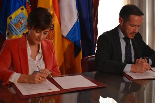 La ministra de Política Territorial, Isabel Rodríguez y el presidente del Cabildo Insular de La Palma, Mariano Hernández