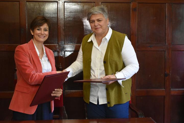La ministra Isabel Rodríguez y la alcaldesa del Ayuntamiento de los Llanos de Aridane, Noelia García Leal