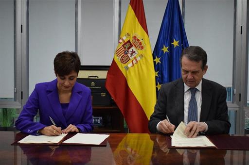 La ministra de Política Territorial y portavoz del Gobierno y el presidente de la FEMP firman el convenio