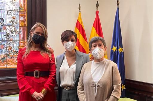 La ministra Isabel Rodríguez con la nueva delegada del Gobierno en Cataluña y la exdelegada