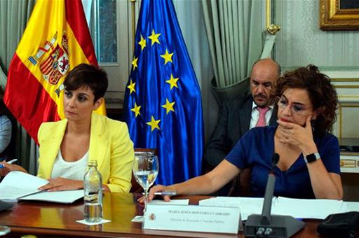 La ministra de Política Territorial, Isabel Rodríguez, acompañada por la ministra de Hacienda, María Jesús Montero