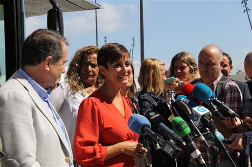 La ministra Isabel Rodríguez atiende a los medios de comunicación junto al alcalde de Vigo, Abel Caballero