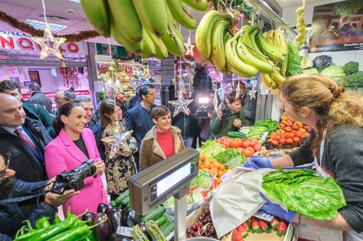 La ministra Isabel Rodríguez visita el mercado municipal de Ciudad Real 