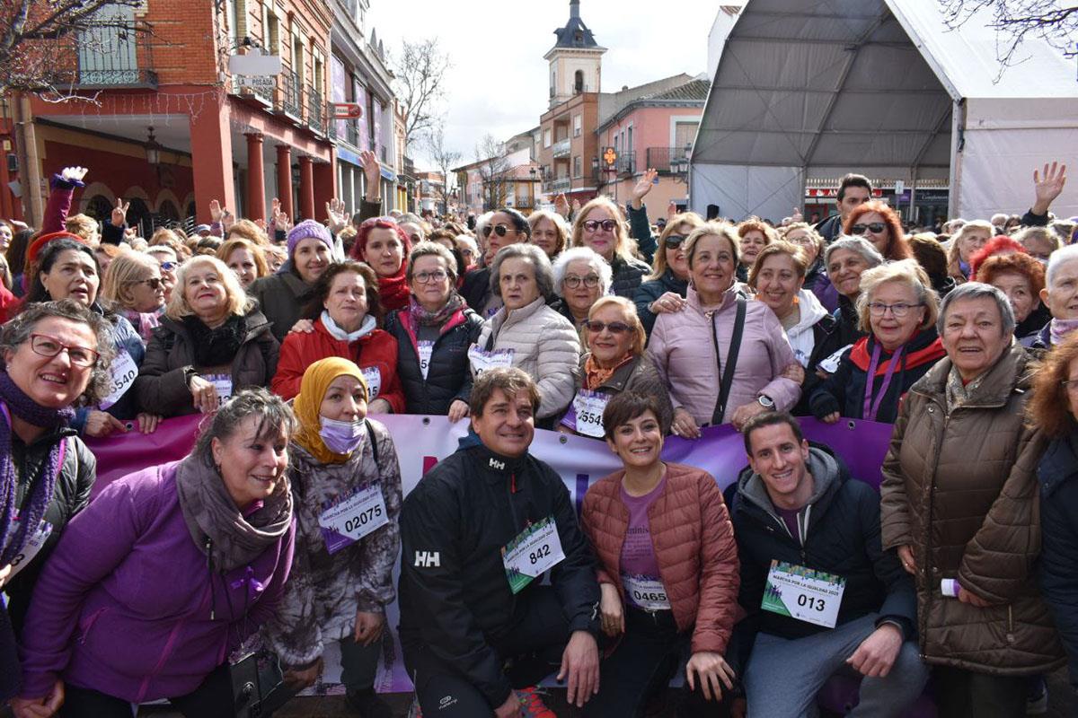 Isabel Rodriguez junto a un grupo de mujeres de Fuenlabrada