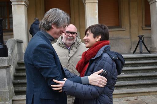 La ministra de Política Territorial, Isabel Rodríguez, y el alcalde de Soria, Carlos Martínez, se saludan