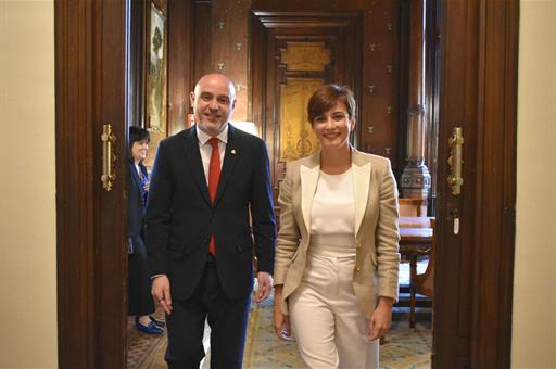 La ministra de Política Territorial, Isabel Rodríguez, junto al nuevo delegado del Gobierno en Cataluña, Carlos Prieto