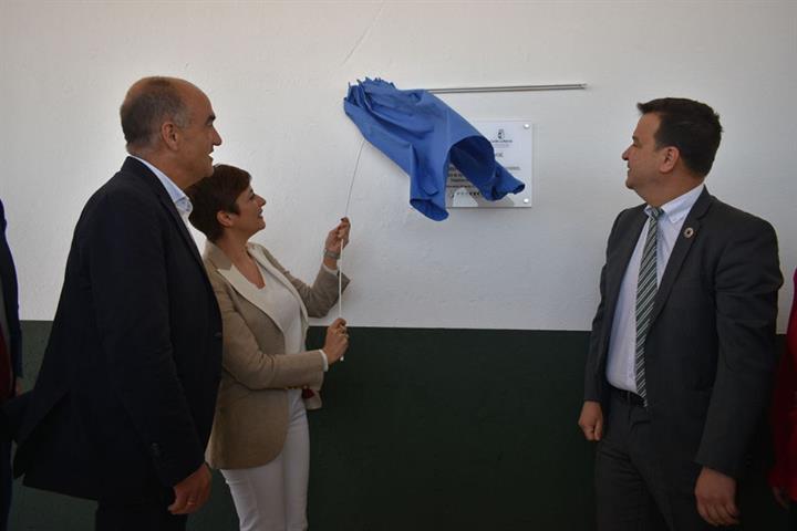 La ministra de Política Territorial, Isabel Rodríguez, descubre la placa inaugural en el nuevo centro de control
