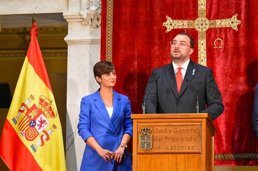 La ministra de Política Territorial en funciones, Isabel Rodríguez, junto al presidente del Principado de Asturias, Adrián Barbó