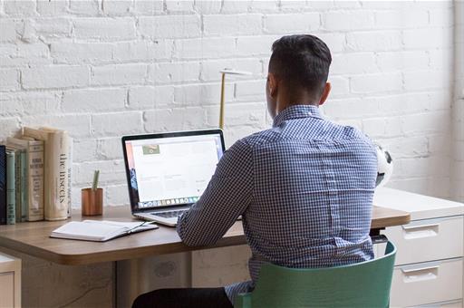 Profesional trabajando telemáticamente desde su oficina