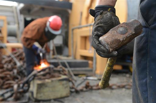 Trabajadores en una fundición