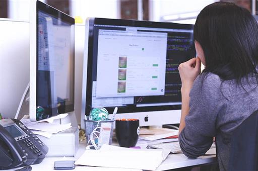 Mujer trabajando en la oficina