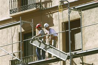 Dos trabajadores en un andamio