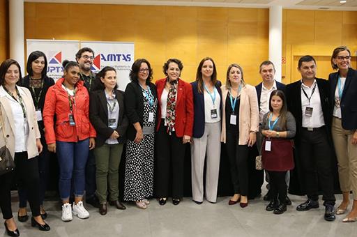 Magdalena Valerio junto a los asistentes a la jornada