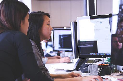 Dos trabajadoras usando un ordenador