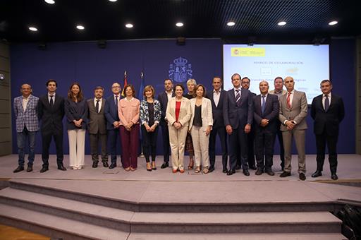 Foto de familia de Magdalena Valerio en la presentación del marco de colaboración con las grandes empresas tecnológicas