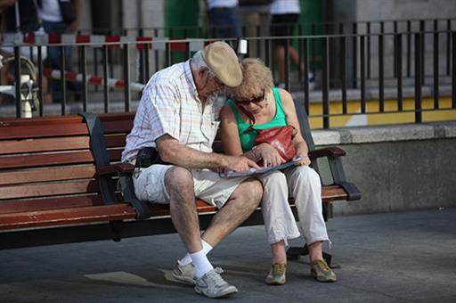 Pensionistas sentados en un banco en la calle