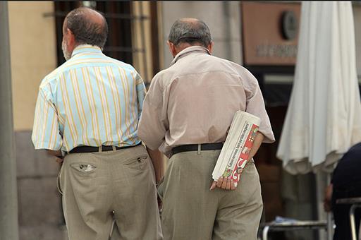 Dos hombres mayores paseando por la calle