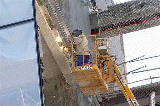 Obrero de la construcción trabajando.