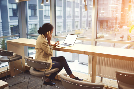 Mujer usando un portátil en una oficina