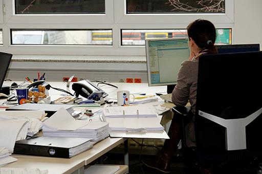 Mujer trabajando en una oficina 