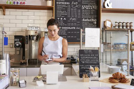 Una chica trabajando en una cafetería (Archivo)