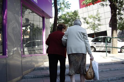 Mujer ayudando a una anciana