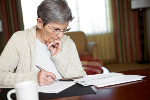 Mujer mayor estudiando unos documentos