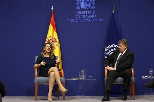 Yolanda Díaz junto al director general de la OIT