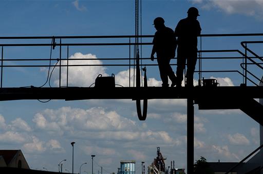 Trabajadores de la construcción en un andamio