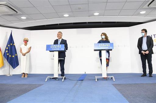 La ministra Yolanda Díaz y el presidente canario Ángel Víctor Torres durante la presentación del Plan de Empleo