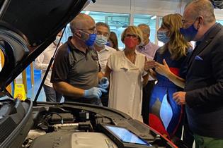 La ministra Yolanda Díaz durante su visita a un centro de formación en Canarias