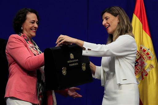 Magdalena Valerio traspasa la cartera a Yolanda Díaz