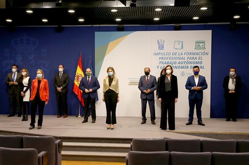 Foto de familia durante la presentación del Plan