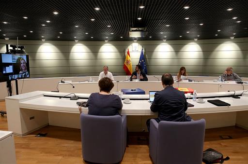 Joaquín Pérez junto a los representantes de los empresarios y de los sindicatos