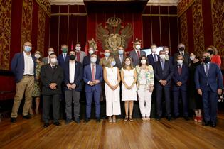 Foto de familia de los asistentes al acto de presentación