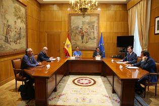 Yolanda Díaz y José Luis Escrivá junto a los representantes sindicales