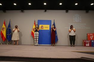 Las ministras Yolanda Díaz e Irene Montero aplauden durante el acto de firma