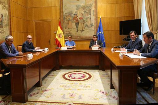 La vicepresidenta y ministra Díaz y el ministro Escrivá reunidos con los agentes sociales