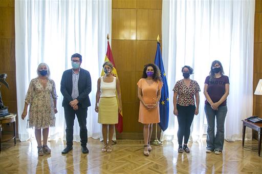 Yolanda Díaz junto a los asistentes a la reunión