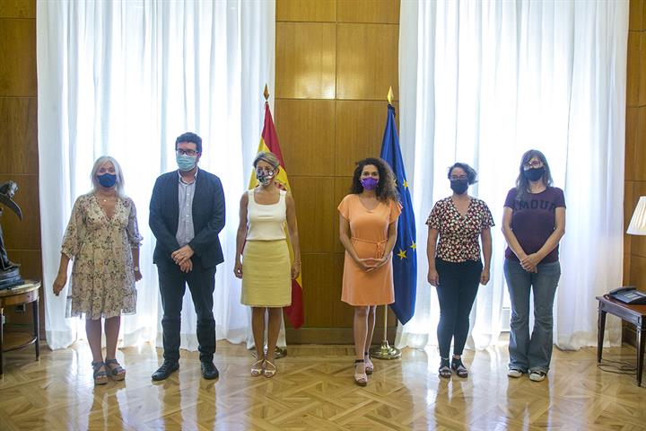 Yolanda Díaz junto a los asistentes a la reunión