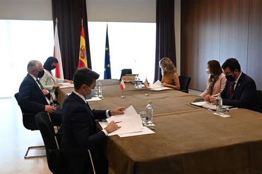 Yolanda Díaz, Jaroslaw Gowin y miembros de las delegaciones española y polaca