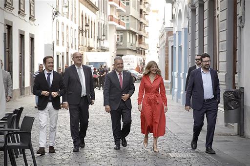 La vicepresidenta segunda, Yolanda Díaz, el presidente de Canarias, Ángel Víctor Torres, y otras autoridades, en La Palma