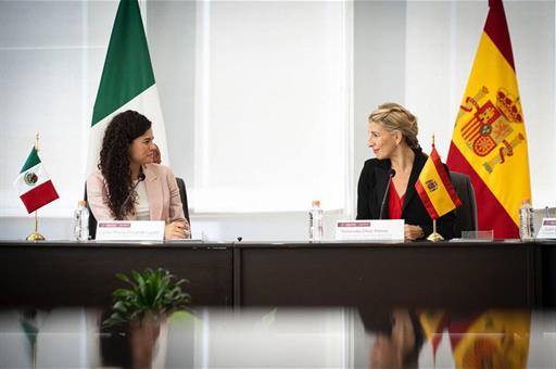 La vicepresidenta segunda del Gobierno y ministra de Trabajo y Economía Social, Yolanda Díaz, durante su reunión con su homóloga
